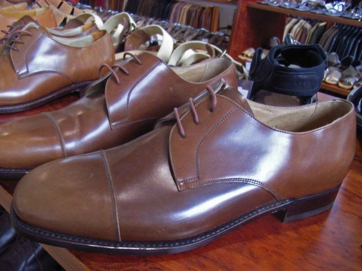Chaussures en cuir aniline à pores ouverts.