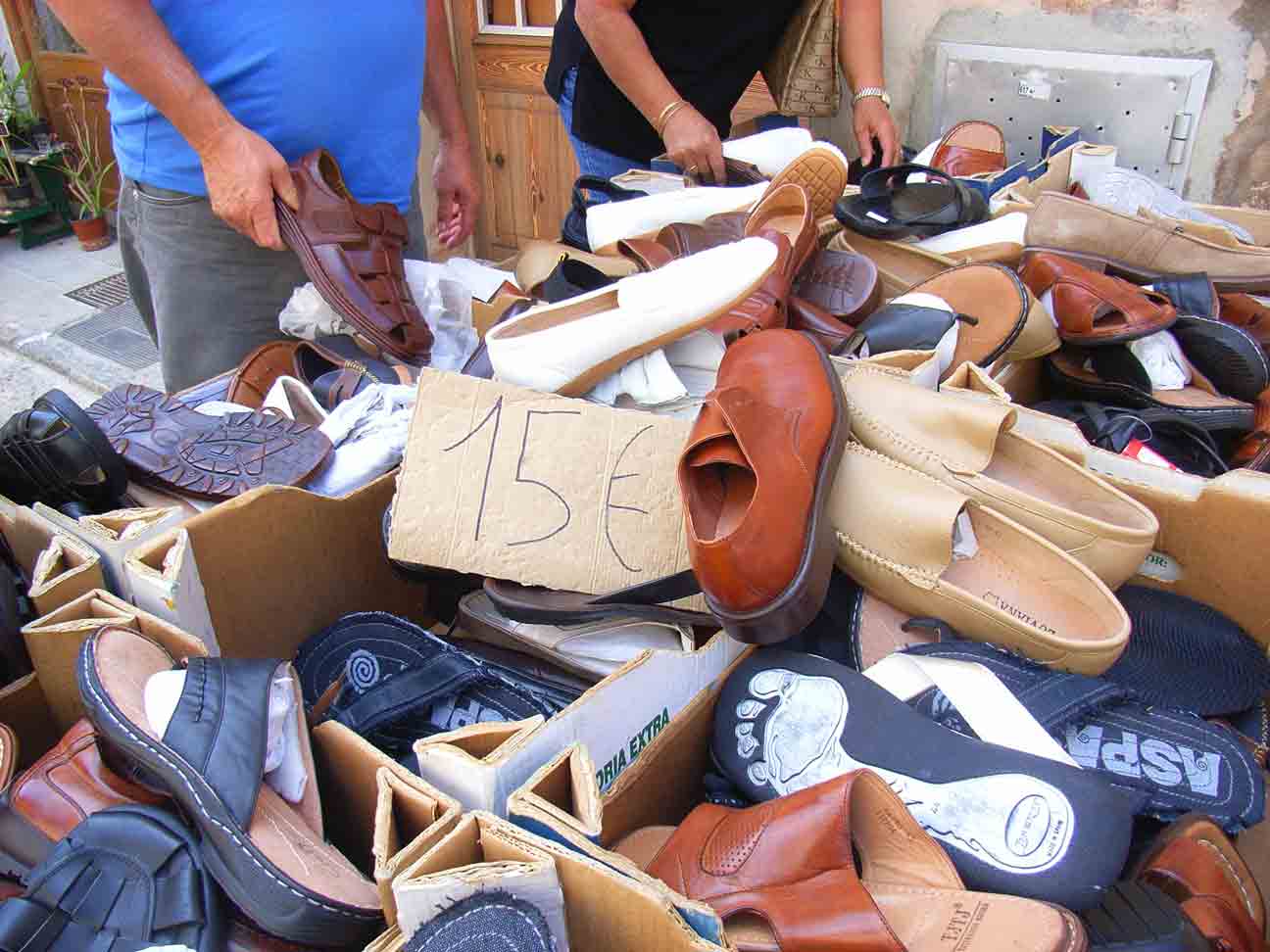 Chaussures bon marché sur le marché.