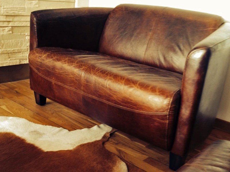 Traces d’utilisation sur cuir aniline.