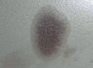 Tache de graisse sur un cuir &agrave; pores ouverts