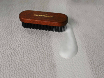 Brosse de nettoyage sur cuir artificiel