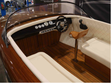 Cuir artificiel dans un bateau