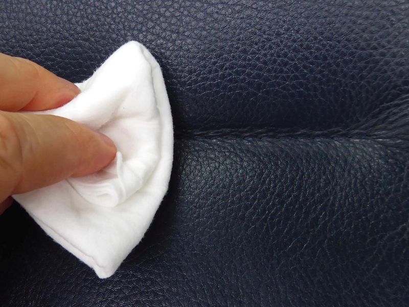 Application de l’essence de nettoyage avec un chiffon doux