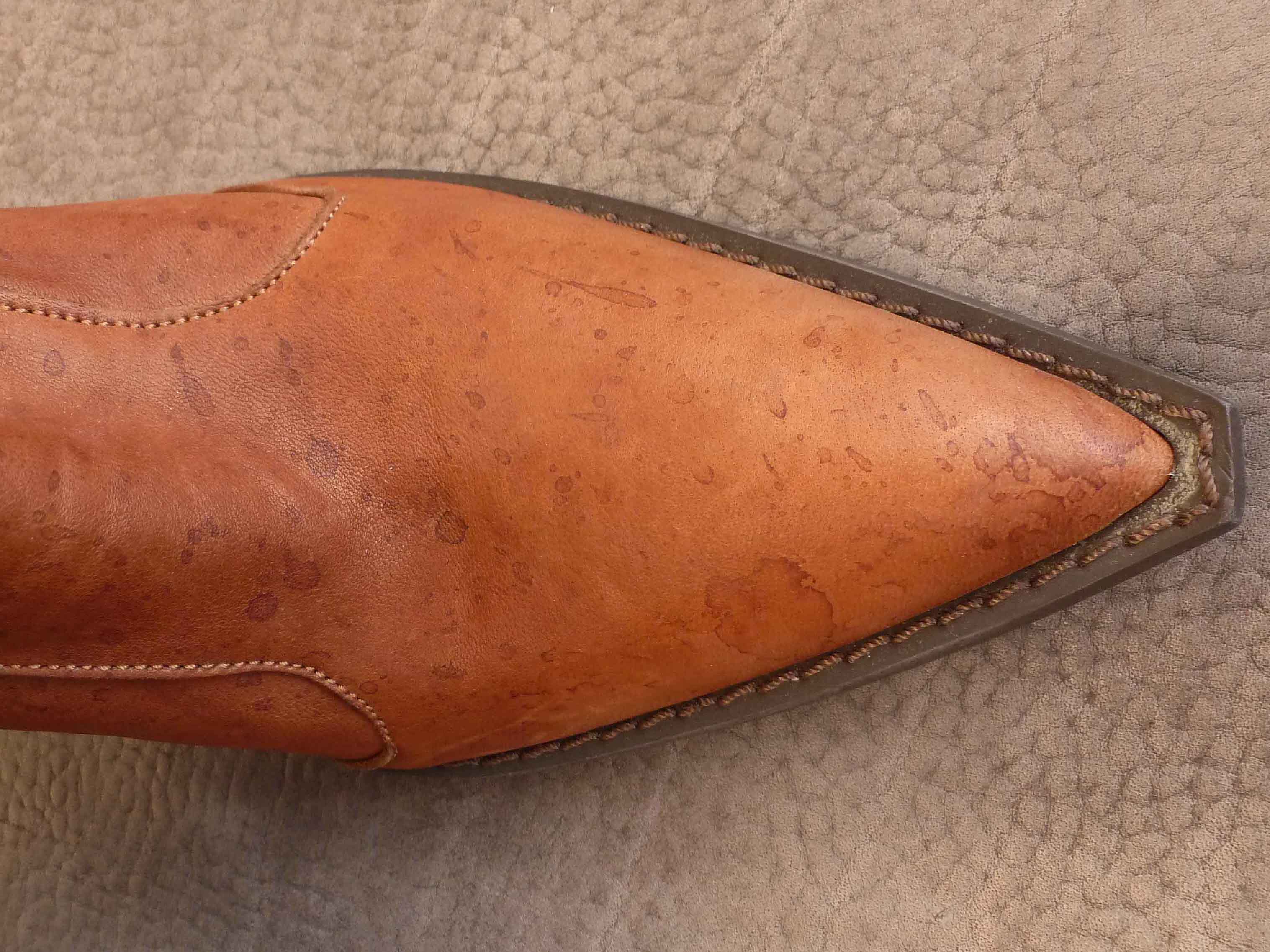 Taches d’eau sur des bottes en cuir aniline